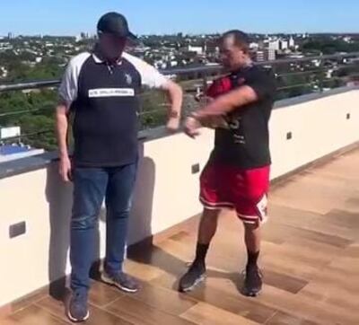 El mongarú de rolex entre Roberto González Vaesken y el influencer.