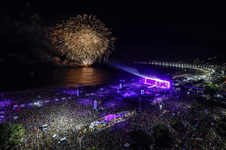 Fotografía que muestra fuegos artificiales durante el concierto de la cantante colombiana Shakira este sábado, en la playa de Copacabana en Río de Janeiro (Brasil).