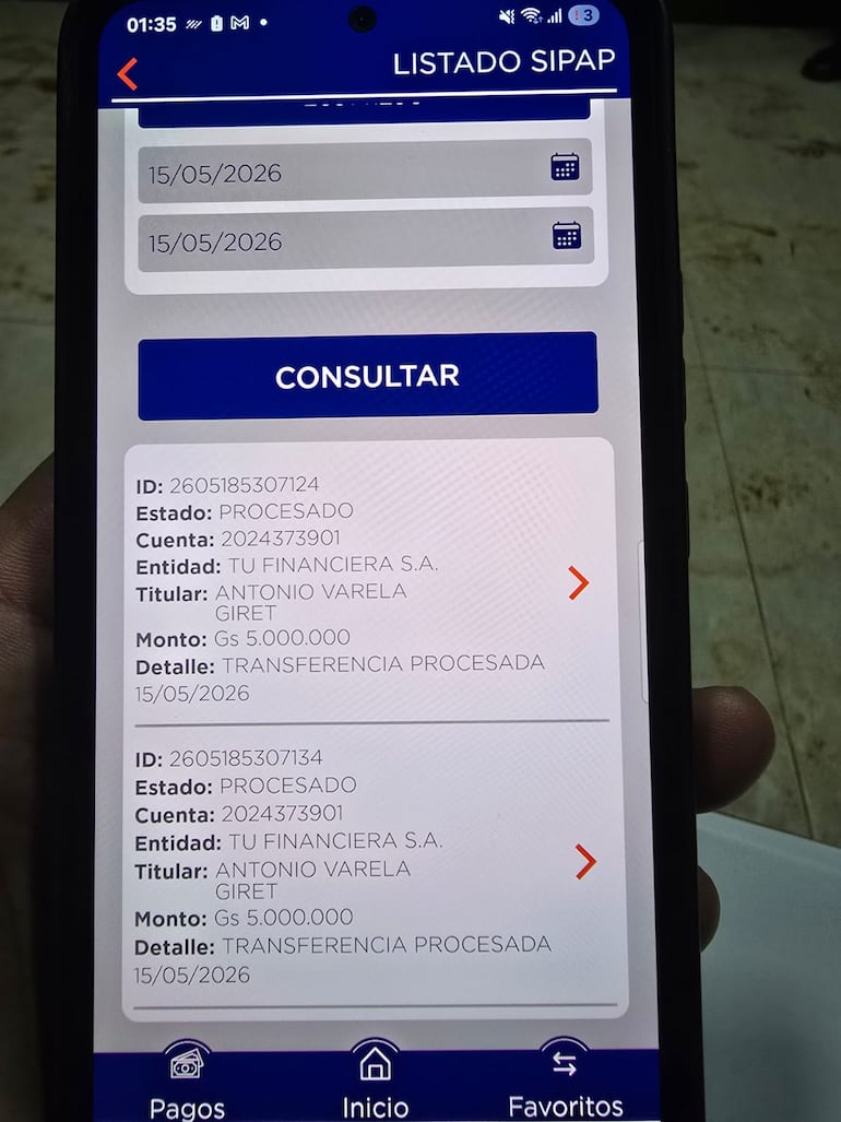 El celular de uno de los detenidos quedó el recibo de uno de los grios que una de sus víctimas efectuó a su cuenta bancaria. 