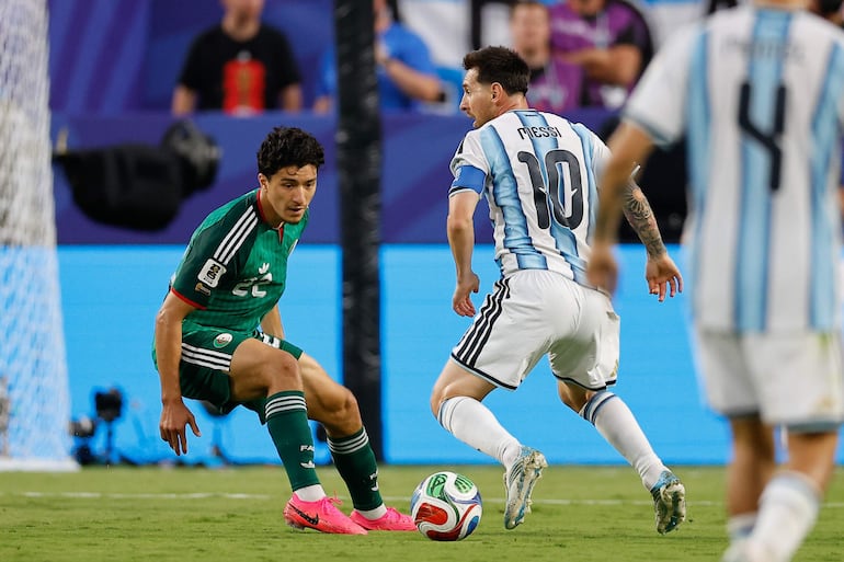 La selección de Argelia no pudo contrarrestar la efectividad de Argentina que empieza el certamen mundial liderando su grupo.