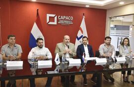 El presidente de la Capaco (centro), José Luis Heisecke, presentó esta mañana con sus miembros La Gran Noche Capaco 2025.