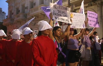 Varias mujeres marchan en Paraguay durante el Día Internacional de la Eliminación de la Violencia contra la Mujer para exigir protección.