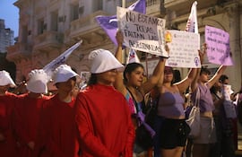 Varias mujeres marchan en Paraguay durante el Día Internacional de la Eliminación de la Violencia contra la Mujer para exigir protección.