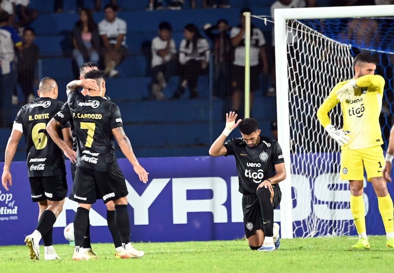 El lamento de los jugadores de Olimpia tras el empate con sabor a poco frente al Sportivo 2 de Mayo, en el estadio Río Parapití, en Pedro Juan Caballero.