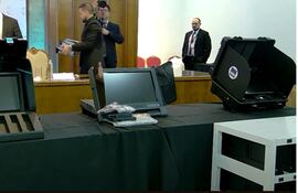 Las máquinas de votación de las tres empresas postulantes.