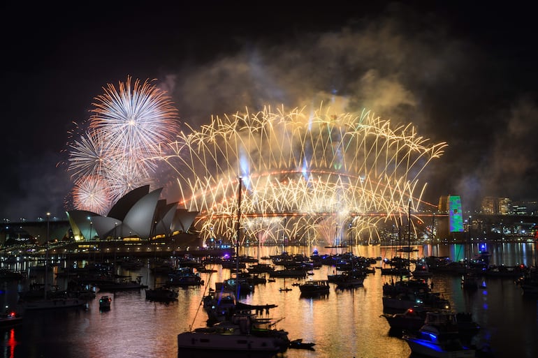 Fuegos artificiales para recibir el año nuevo en la bahía de Sidney, Australia. 
