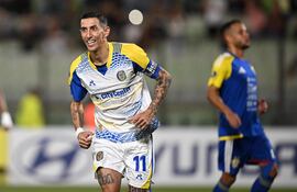 El delantero de Rosario Central, Ángel Di María, celebra tras anotar el segundo gol de su equipo durante el partido de fútbol de la fase de grupos de la Copa Libertadores ante Universidad Central de Venezuela, en el estadio Olímpico de la UCV en Caracas,