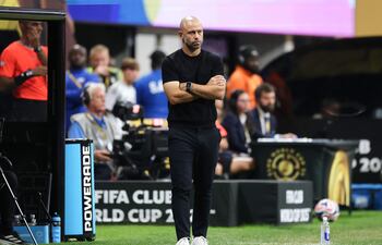 Javier Mascherano, entrenador de Inter Miami CF, observa durante el partido de octavos de final de la Copa Mundial de Clubes de la FIFA 2025 entre Paris Saint-Germain e Inter Miami CF en el Mercedes-Benz Stadium, en Atlanta, Georgia.