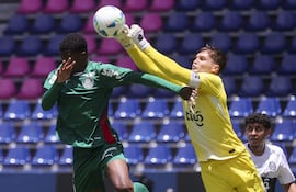 AME6556. QUITO (ECUADOR), 22/03/2026.- Facundo Insfrán (d) de Olimpia disputa el balón con Victor Leite de Palmeiras este domingo, durante el partido por el tercer puesto de la Copa Libertadores Sub 20 entre Olimpia y Palmeiras en el estadio Banco Guayaquil en Quito (Ecuador). EFE/ José Jácome