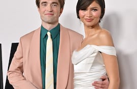 Robert Pattinson y Zendaya en el estreno en Los Ángeles de "The Drama". (LISA O'CONNOR / AFP)