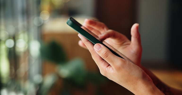Concepto de scrolling, smartphone, redes sociales.