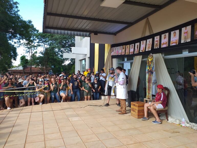 Estudiantes del último año de la carrera dieron la bienvenida a los bichos.
