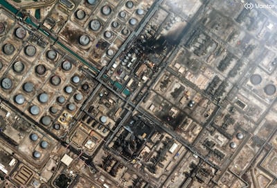 Esta imagen satelital cortesía de Vantor, tomada y publicada el 2 de marzo de 2026, muestra los daños en la refinería Ras Tanura de Saudi Aramco.
