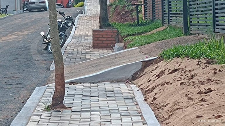 En otras entradas a las viviendas sí se construyeron rampas, por lo que el afectado, Milner González, solicita una solución similar.