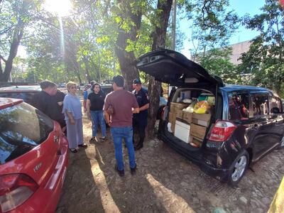 Agentes de la Policía y el Ministerio Público junto a uno de los vehículos incautados, repleto de cajas con medicamentos, ayer en el Hospital Central del IPS.