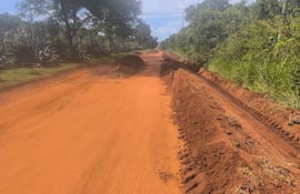 Con trabajo comunitario, vecinos arreglan el camino interno de Piraretã Valenzuela.