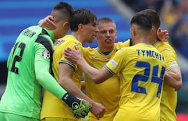 Los futbolistas de Ucrania celebran la victoria frente al Eslovaquia por la segunda fecha del Grupo E de la Eurocopa 2024 en la ciudad de Dusseldorf, Alemania.