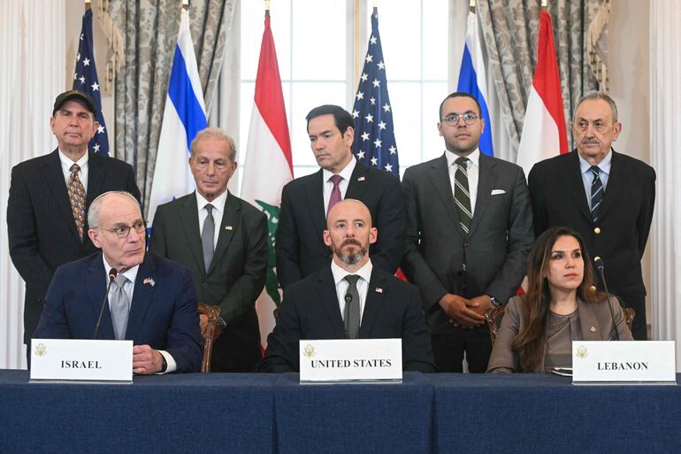 El embajador israelí en Estados Unidos,  Yechiel Leiter (iz. al frente), el secretario de Estado de Estados Unidos, Marco Rubio (C, atrás) y la embajadora de Líbano en Estados Unidos, Nada Hamadeh (derecha, sentada), en Washington DC.