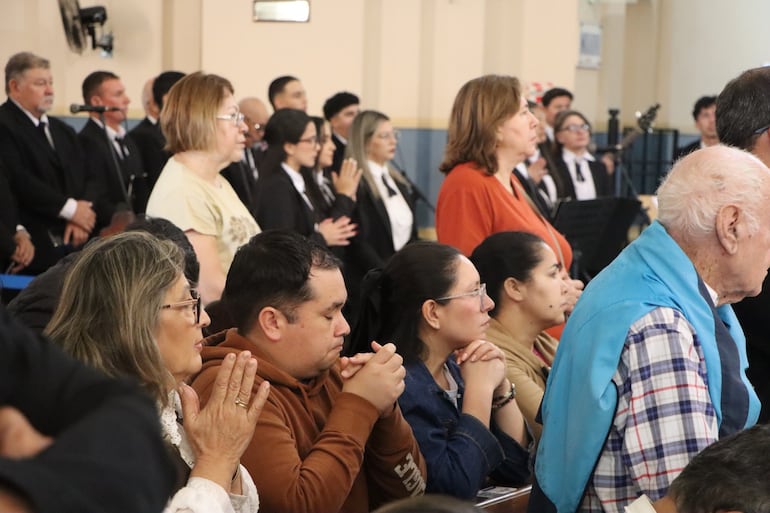 Como cada domingo, la Basílica de Caacupé recibió a una importante cantidad de fieles que participaron de la celebración eucarística.