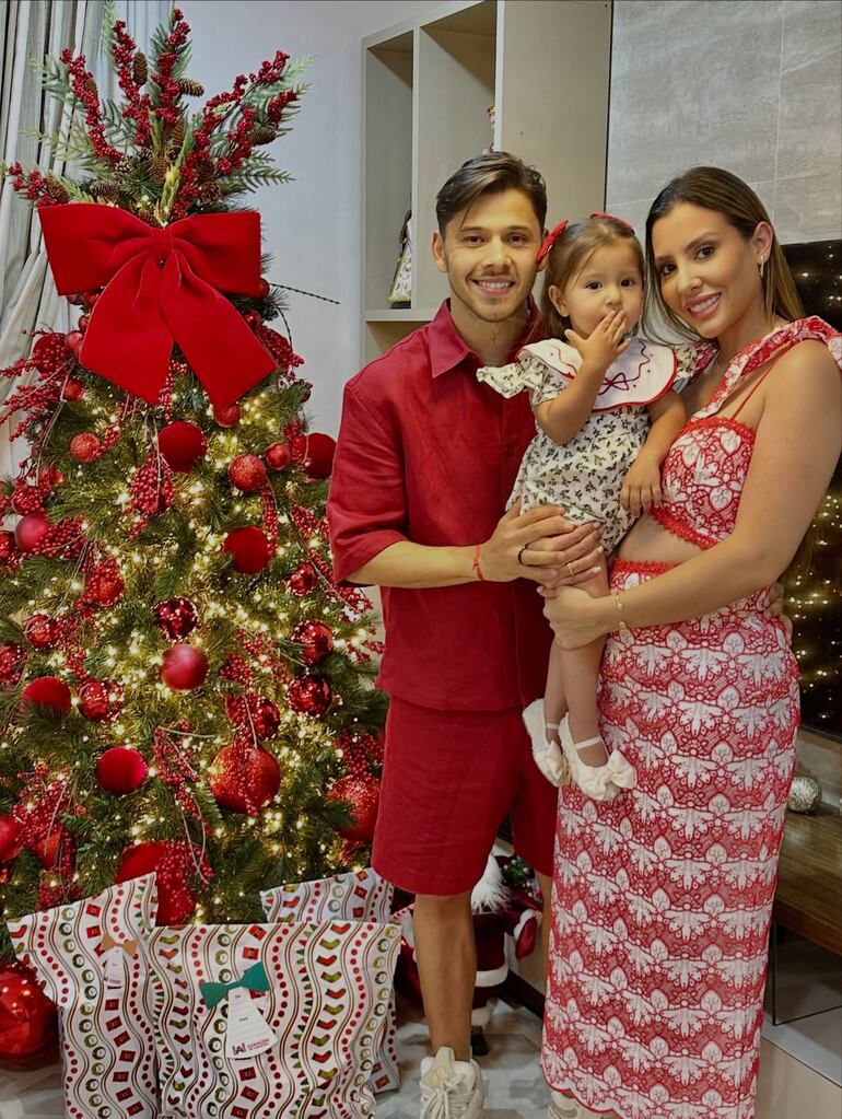 Óscar Romero y Jani González posando con Aitana y el bebé a bordo.