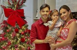 Óscar Romero y Jani González posando con Aitana y el bebé a bordo.