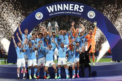 Celebración. El trofeo de campeón en manos del turco-alemán Ilkay Gündogan (32 años), capitán del Manchester City. EFE