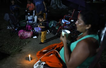 AME4962. TONOSÍ (PANAMÁ), 10/10/2026.- Personas reciben atención en un parque este sábado, en el centro de Tonosí (Panamá). El Instituto de Geociencias de la Universidad de Panamá registró una magnitud de 7,5, con una profundidad de 4 kilómetros localizado a 39 kilómetros al noroeste de Tonosí, un poblado costero que quedó incomunicado por tierra pero al que han llegado las autoridades vía aérea. EFE/ Bienvenido Velasco