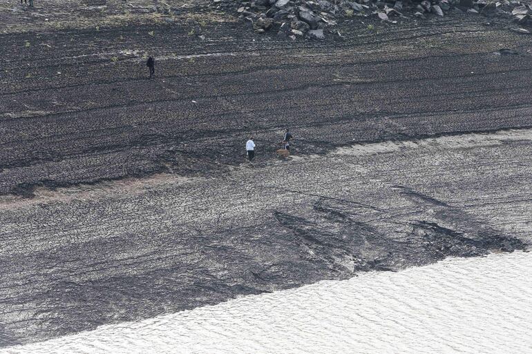 -FOTOGALERÍA- AME2301. CANELONES (URUGUAY), 12/07/2023.- Fotografía del embalse Paso Severino, el 8 de julio de 2023, en Canelones (Uruguay). Uruguay atraviesa la peor crisis hídrica de su historia y convive con una prolongada sequía que llevó a que prácticamente se agotara el agua dulce de la principal reserva que abastece a Montevideo. EFE/ Gastón Britos
