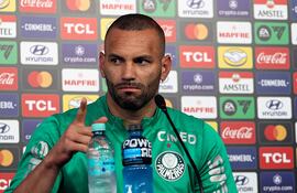 El portero del Palmeiras, Weverton, gesticula durante una rueda de prensa en la víspera del partido final de la Copa Libertadores, totalmente brasileño, entre Palmeiras y Flamengo en Lima.