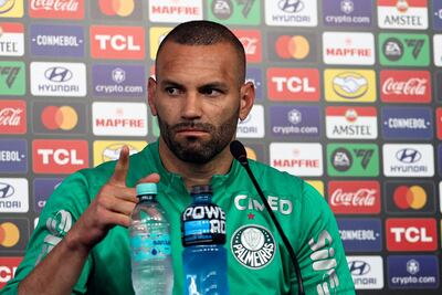 El portero del Palmeiras, Weverton, gesticula durante una rueda de prensa en la víspera del partido final de la Copa Libertadores, totalmente brasileño, entre Palmeiras y Flamengo en Lima.