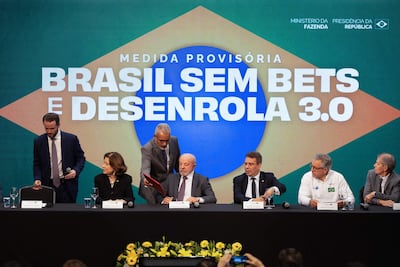 El presidente de Brasil, Luiz Inácio Lula da Silva (3-i), asiste a un acto donde anunció la prohibición de las apuestas deportivas y los casinos en línea, a nueve días de las elecciones presidenciales y legislativas, este viernes en Sao Paulo (Brasil). EFE/ Isaac Fontana