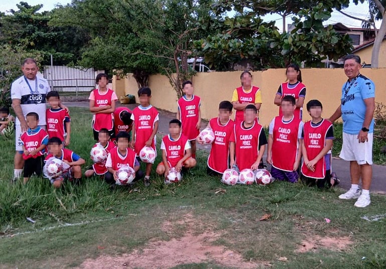 Los niños que recibieron los "chalecos" para hacer proselitismo a favor de Camilo Pérez.