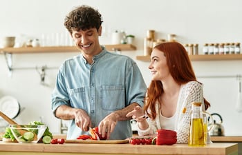 Pareja en la cocina.