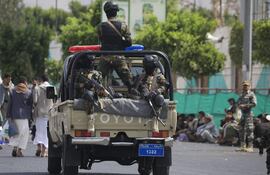 Soldados hutíes patrullan una camioneta durante una protesta contra los ataques aéreos israelíes contra Irán en Saná, Yemen, ayer 20 de junio de 2025.