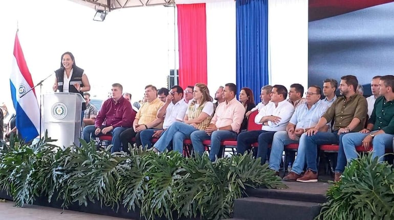 El acto de la mentira, durante la jornada de Gobierno de Santiago Peña en Quiindy, en diciembre de 2024, la ministra del MOPC prometió que el asfaltado Quiindy-Ybycuí se concretaría en 2025.