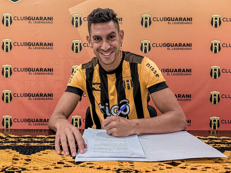 El uruguayo Bruno Piñatares durante la firma de contrato y presentación como refuerzo de Guaraní.