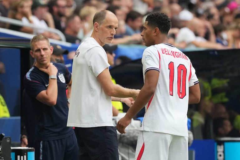 El seleccionador de Inglaterra Thomas Tuchel (i) habla con Jude Bellingham este sábado, en un partido por el tercer lugar del Mundial de la FIFA 2026 entre Francia e Inglaterra en el estadio Hard Rock en Miami (Estados Unidos).