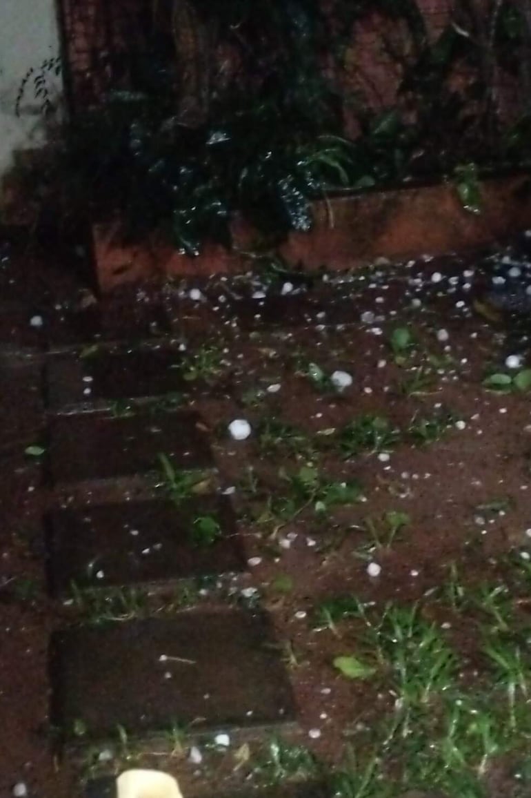 LA MORA (PARAGUAY), 04/10/2026.- Fotografía cedida por María Sol Benítez donde se observa granizo durante una tormenta este sábado,en Fernando de la Mora (Paraguay).