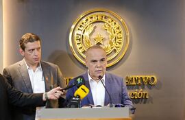 El presidente del Senado, Basilio "Bachi" Núñez (ANR, HC) sobre el anuncio de renuncia a sus bonificaciones. Lo acompaña el senador Juan Carlos "Nano" Galaverna.