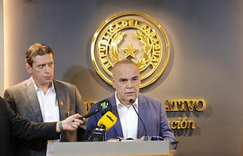 El presidente del Senado, Basilio "Bachi" Núñez (ANR, HC) sobre el anuncio de renuncia a sus bonificaciones. Lo acompaña el senador Juan Carlos "Nano" Galaverna.