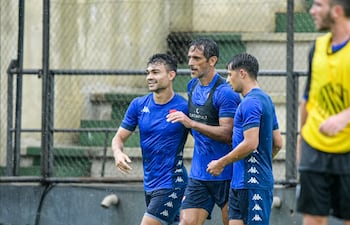 El histórico delantero, Roque Santa Cruz felicitado por Hugo Iván Valdez y Franco Pelozo, en el duelo amistoso ante Sportivo Ameliano, disputado en el Arsenio Erico.