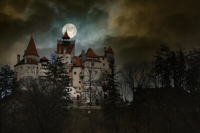 Luna en las nubes sobre el Castillo Bran, Transilvania, Rumania.