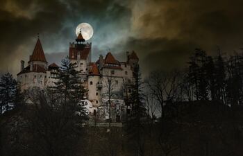 Luna en las nubes sobre el Castillo Bran, Transilvania, Rumania.