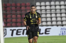 Wilfrido Báez, futbolista de Recoleta FC, celebra un gol en el partido frente a San Lorenzo por la cuarta fecha del torneo Apertura 2026 de la Primera División de Paraguay en el estadio Gunther Vogel, en San Lorenzo, Paraguay.