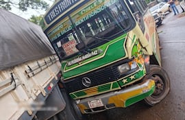 Uno de los neumáticos delanteros del bus reventó, lo que hizo que el conductor perdiera el control.