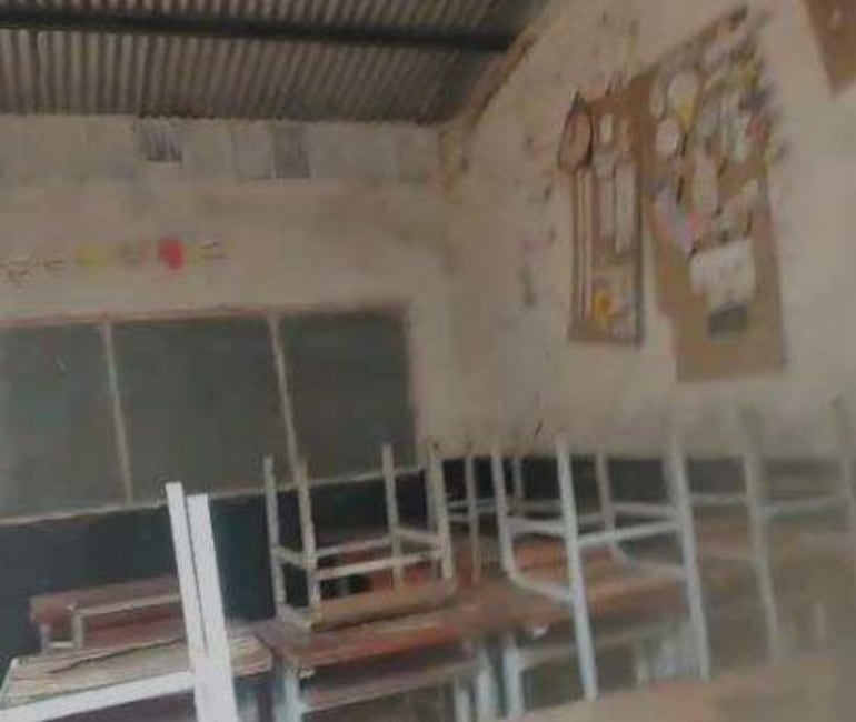 Otra aula en peligro de derrumbe, con precario mobiliario y pizarra en la escuela de la comunidad indígena Pikykua.