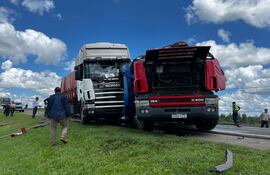 Dos camiones de gran porte colisionaron sobre la ruta PY01, en Villa Florida, dejando heridos y daños materiales.
