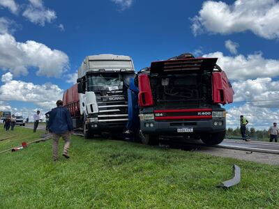 Dos camiones de gran porte colisionaron sobre la ruta PY01, en Villa Florida, dejando heridos y daños materiales.