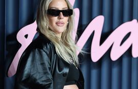La cantante británica Ellie Goulding posó feliz mostrando su pancita durante los Fashion Awards 2025.