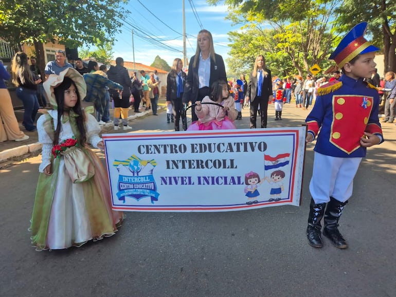 Estudiantes de varias instituciones de Capiatá optaron dejar el uniforme para el desfile y vistieron los trabajos de la época de la Independencia.
